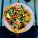 Plato de tres tacos de una taquiza para eventos.