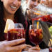 Personas tomando clericot en una taquiza para eventos