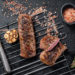 cortes de carne sobre una parrilla